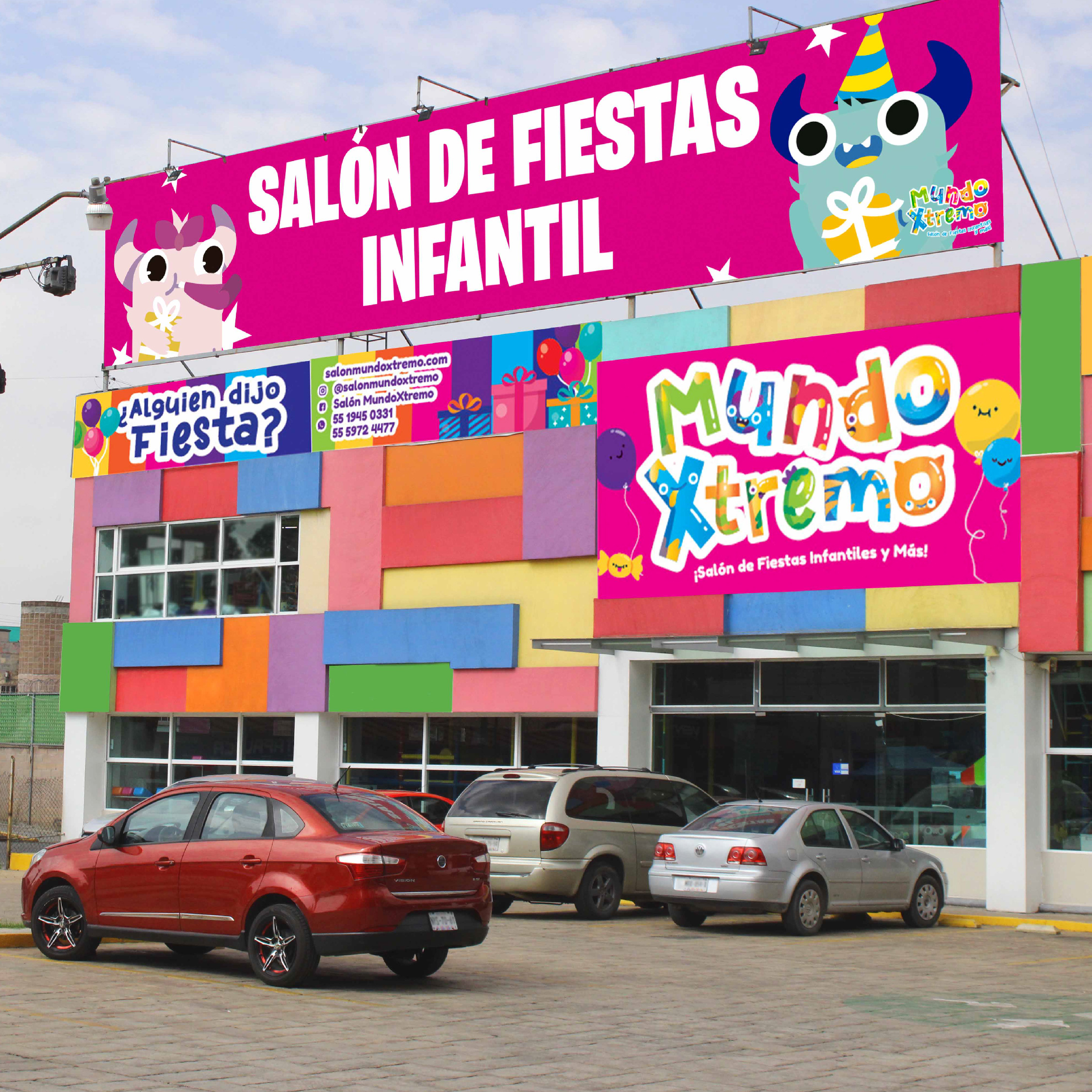 Fachada salón de fiestas infantiles con vista al estacionamiento y puerta de acceso